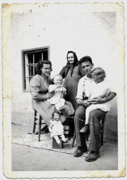 Družina Žele pred svojo gostilno, Frančiška Rok Žele s hčerko Fanči,mati Frančiška Žele No vak, Frenk s hčerko Marijo. Lutka prišla iz Amerike.-2